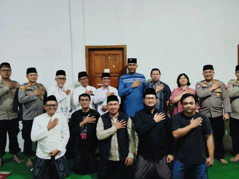 Ketua FKUB Kendal KH. Sajidin Noor bersama Kapolres Kendal AKBP Hendry Susanto Sianipar dan peserta Ngopi Bareng perdana di Botomulyo, Cepiring, Kamis (8/5).