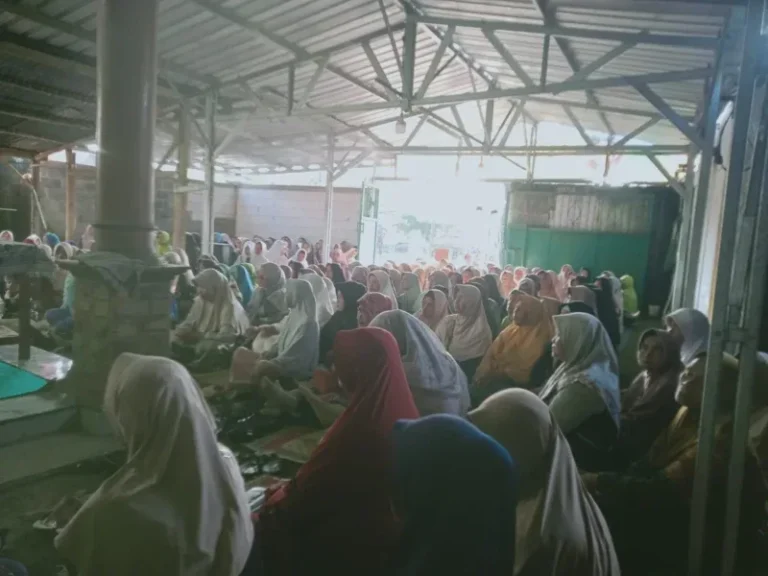 Ratusan Nahdliyin menghadiri kegiatan Selapan Ahad Pahing di Gedung MWC Nahdlatul Ulama NU Singorojo, Minggu (10/5/2026).