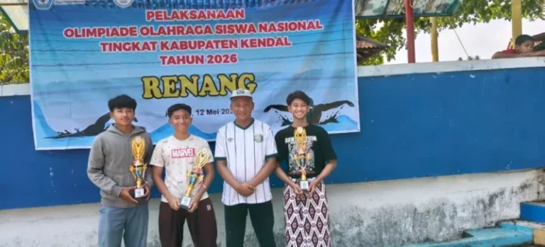 Nabil Putra, santri Pondok Pesantren Darul Muqorrobin, menunjukkan medali dan piagam usai meraih Juara 1 Renang O2SN Kabupaten Kendal 2026 dan lolos ke tingkat Provinsi Jawa Tengah.