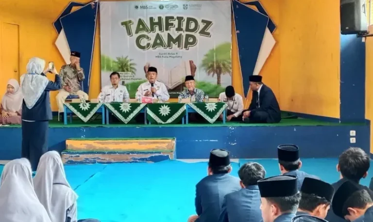 Kepala Kemenag Kota Magelang saat memberikan arahan dalam pembukaan Tahfidz Camp 2026. Program ini menjadi cara SMP Mutual Magelang validasi hafalan siswa lewat penguji Kemenag sebagai syarat kelulusan. (Foto: Dok. SMP Mutual)