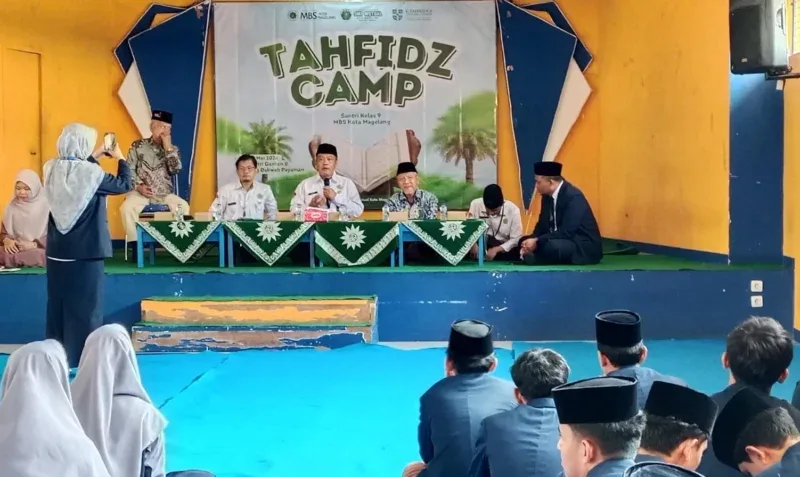 Kepala Kemenag Kota Magelang saat memberikan arahan dalam pembukaan Tahfidz Camp 2026. Program ini menjadi cara SMP Mutual Magelang validasi hafalan siswa lewat penguji Kemenag sebagai syarat kelulusan. (Foto: Dok. SMP Mutual)