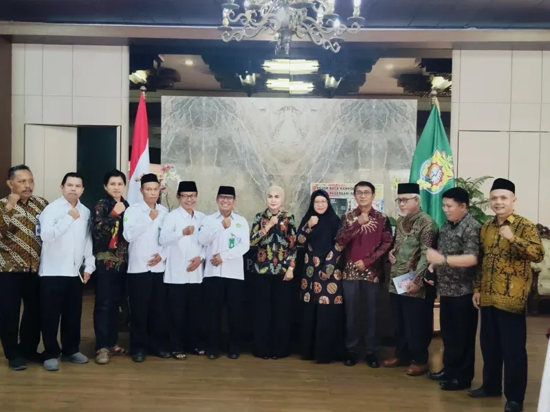 Bupati Kendal Mbak Tika saat menerima pengurus FKUB Kendal. Mbak Tika titip pesan khusus ke pengurus baru FKUB agar menjaga kedamaian daerah. (Foto: Dok. Prokompim)