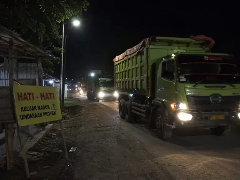Dump truck pengangkut material tambang melintas pada malam hari di jalur Kaliwungu–Boja yang dikeluhkan warga karena aktivitas kendaraan berat hingga larut malam.