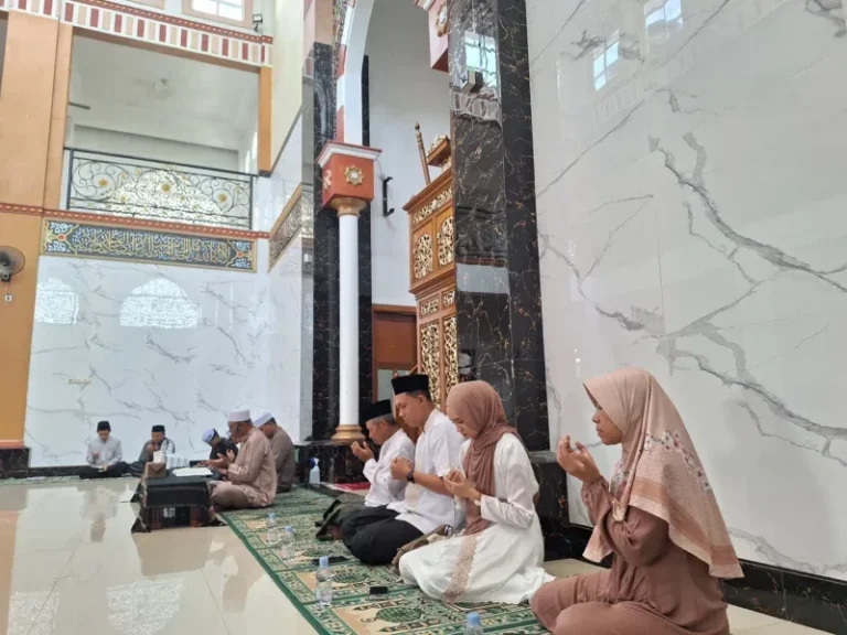 Dua santri Ponpes Darul Muqorrobin asal Batam dan Boja Kendal usai mengikuti prosesi khataman dan tasyakuran hafalan 30 juz Al-Qur’an di Sijeruk, Kendal.