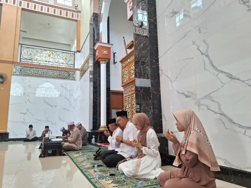 Dua santri Ponpes Darul Muqorrobin asal Batam dan Boja Kendal usai mengikuti prosesi khataman dan tasyakuran hafalan 30 juz Al-Qur’an di Sijeruk, Kendal.