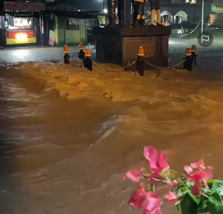 Sungai Kali Aji meluap dan menggenangi kawasan pertigaan Sekopek, Kaliwungu, Kendal, setelah hujan deras mengguyur selama satu jam, Jumat (15/5). Banjir luapan ini mengancam pemukiman warga yang posisinya berada di bawah elevasi sungai