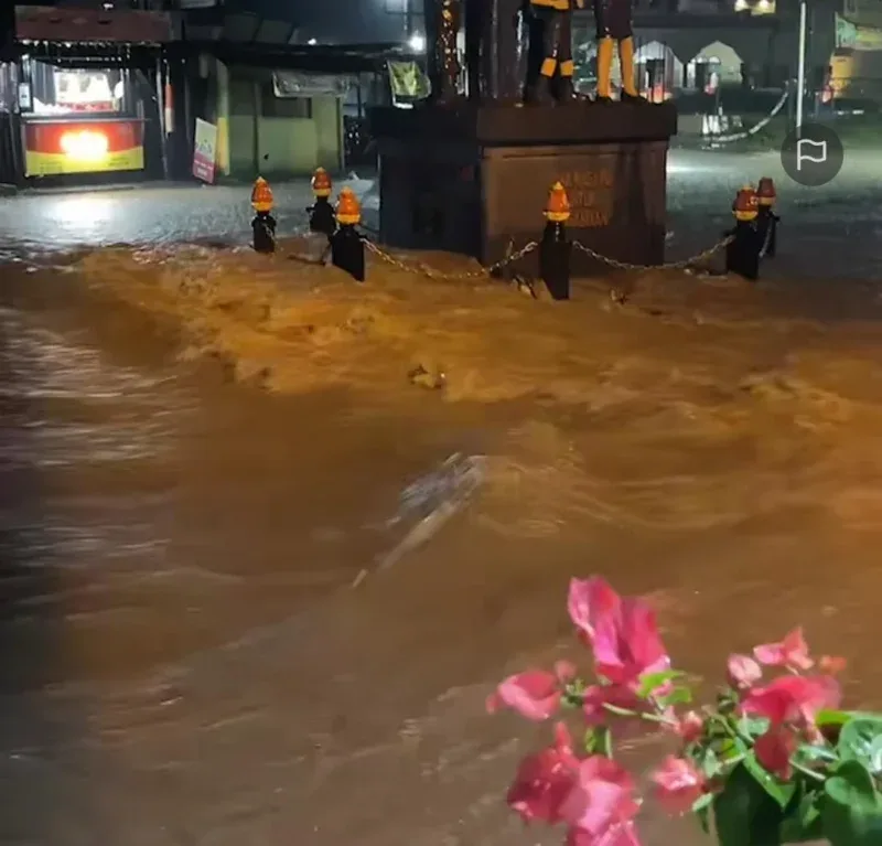 Sungai Kali Aji meluap dan menggenangi kawasan pertigaan Sekopek, Kaliwungu, Kendal, setelah hujan deras mengguyur selama satu jam, Jumat (15/5). Banjir luapan ini mengancam pemukiman warga yang posisinya berada di bawah elevasi sungai