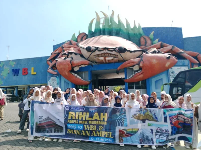 Para santri Ponpes Darul Muqorrobin Kendal menikmati wahana di Wisata Bahari Lamongan (WBL) dalam agenda Rihlah dan Ziarah tahunan, Selasa (13/5/2026).