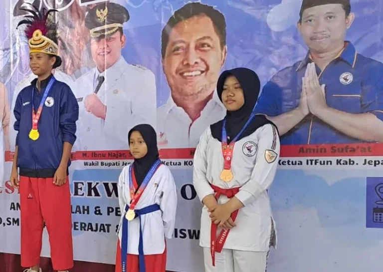Haifa Farida Husen, siswi kelas 8 SMP Muhammadiyah 1 Alternatif (Mutual) Kota Magelang, menunjukkan medali perunggu yang diraihnya di ajang Bupati Jepara Cup 2026, Sabtu (16/05/2026). (Foto: Fury Fariansyah)