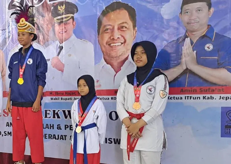 Haifa Farida Husen, siswi kelas 8 SMP Muhammadiyah 1 Alternatif (Mutual) Kota Magelang, menunjukkan medali perunggu yang diraihnya di ajang Bupati Jepara Cup 2026, Sabtu (16/05/2026). (Foto: Fury Fariansyah)
