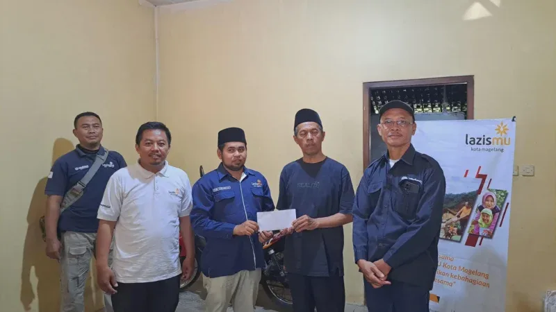Tim Lazismu Kota Magelang bersama Relawan MDMC menyerahkan bantuan sembako kepada warga terdampak banjir bandang di Dusun Batur, Desa Citrosono, Grabag, Magelang, Ahad (15/05/2026). (Foto: Fury Fariansyah)