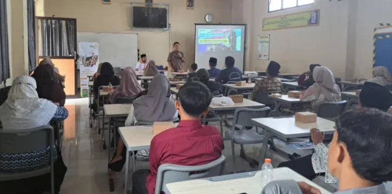 Ketua Lazismu Kota Magelang, Nugroho Adibroto, bersama para orang tua dan penerima beasiswa Mentari dan Sang Surya mengikuti acara Parenting di SMP Muhammadiyah 1 Alternatif (Mutual) Kota Magelang, Ahad (03/05/2026). (Foto: Fury Fariansyah)