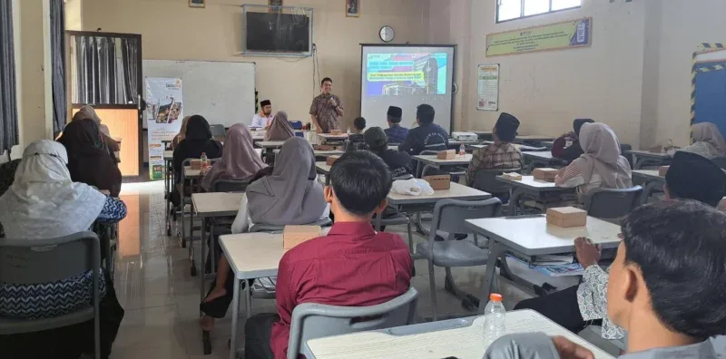 Ketua Lazismu Kota Magelang, Nugroho Adibroto, bersama para orang tua dan penerima beasiswa Mentari dan Sang Surya mengikuti acara Parenting di SMP Muhammadiyah 1 Alternatif (Mutual) Kota Magelang, Ahad (03/05/2026). (Foto: Fury Fariansyah)