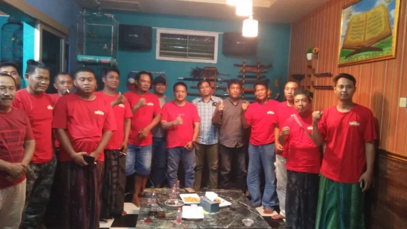 Perwakilan pemuda Desa Tunggulsari mengenakan kaos merah bertuliskan Tunggulsari Tolak Galian C saat menemui pihak penambang.