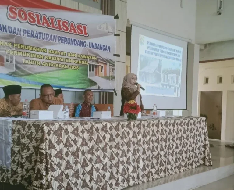 Anggota Komisi C DPRD Kendal dari Fraksi PPP, Masrifah Afna, saat membedah aturan pengajuan rumah layak huni bersama Disperkim di Balai Desa Ngareanak, Singorojo, Kamis (21/5/2026).