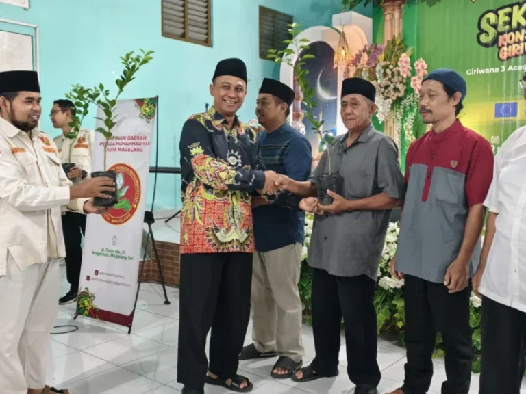 Ketua PDPM Kota Magelang, Fury Fariansyah (batik corak), secara simbolis menyerahkan bibit pohon jeruk nipis kepada warga saat kajian Ahad pagi. Aksi nyata ini bertujuan untuk dukung Kampung Pro-Klim di wilayah perkotaan Magelang, Minggu (24/05/2026).