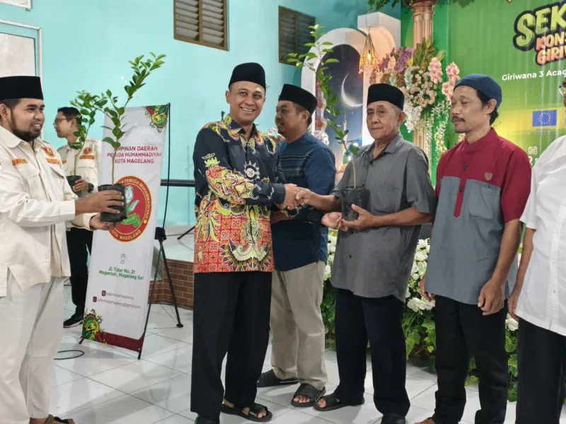 Ketua PDPM Kota Magelang, Fury Fariansyah (batik corak), secara simbolis menyerahkan bibit pohon jeruk nipis kepada warga saat kajian Ahad pagi. Aksi nyata ini bertujuan untuk dukung Kampung Pro-Klim di wilayah perkotaan Magelang, Minggu (24/05/2026).