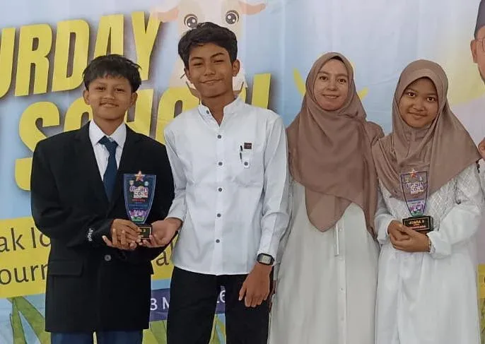 Penyerahan penghargaan oleh pihak sekolah kepada para siswa SMP Mutual yang berhasil meriah juara dalam ajang FLS2N 2026 Tingkat Kota Magelang, Sabtu (23/5/2026). (Dok. SMP Mutual Magelang)