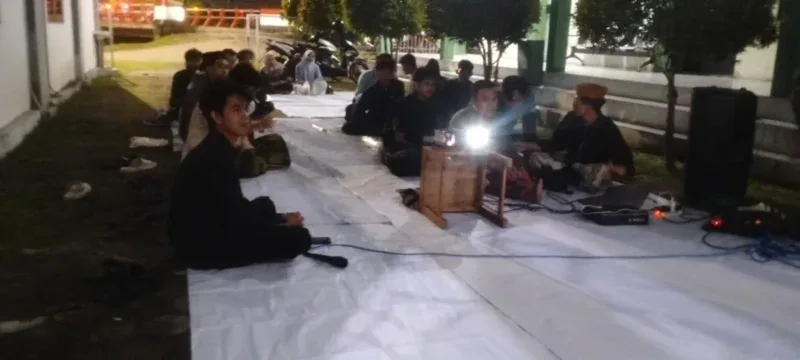 Puluhan aktivis PMII Komisariat STIK Kendal saat menggelar nonton bareng dan diskusi kritis film 'Pesta Babi' di Halaman Kampus STIK, Patebon, Kendal.