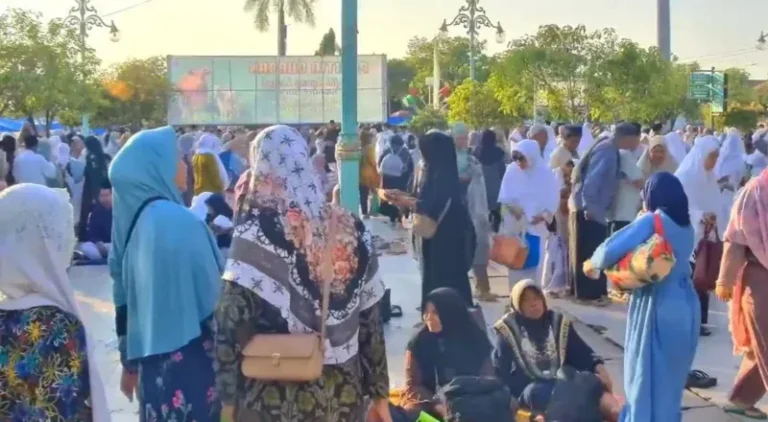 Ribuan jemaah memadati area Masjid Agung Demak untuk melaksanakan Sholat Iduladha dengan penuh kekhusyukan pagi ini. Momen ini menjadi awal refleksi dalam mendengarkan pesan khutbah Iduladha di Masjid Agung Demak tentang arti qurban yang sesungguhnya.