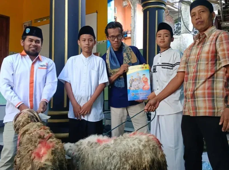 Foto : Penyerahan hewan qurban dari SMP Mutual untuk PRM Rejowinangun Utara bersama santri boarding