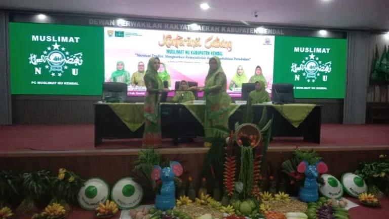 Ketua PC Muslimat NU Kabupaten Kendal terpilih, H Niken Larasati (kiri), saat menerima berkas hasil sidang pleno dari pimpinan sidang dalam Konferensi Cabang Muslimat NU Kendal di Gedung DPRD Kabupaten Kendal