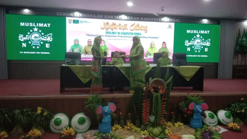 Ketua PC Muslimat NU Kabupaten Kendal terpilih, H Niken Larasati (kiri), saat menerima berkas hasil sidang pleno dari pimpinan sidang dalam Konferensi Cabang Muslimat NU Kendal di Gedung DPRD Kabupaten Kendal