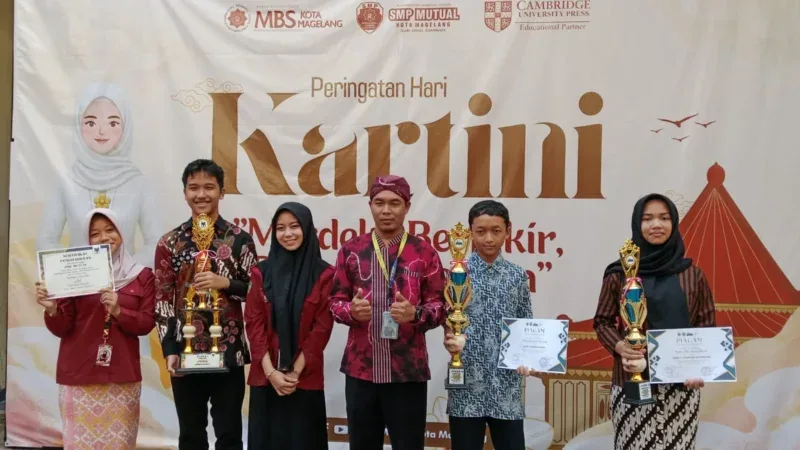 Foto : Pose awarding para siswa berprestasi di SMP Mutual