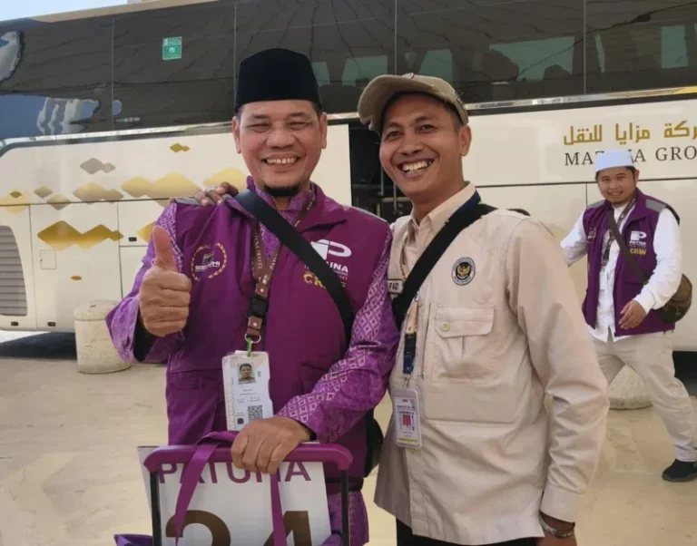 Pembimbing Ibadah Patuna Travel, Fachrur Rozi (kiri), bersama Tim MCH PPIH 2026, Ahsan Fauzi, saat mendampingi kepulangan jemaah di Bandara Internasional King Abdulaziz Jeddah, Sabtu (6/6/2026). (Foto: Ahsan Fauzi / MCH 2026)