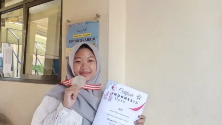 Foto : Amira Nugraheni Syahida berpose saat diambil gambar