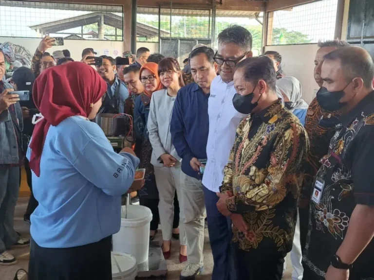 Petugas BRIN menunjukkan proses akhir penyulingan sampah plastik menggunakan mesin pirolisis Faspol di hadapan para pejabat dan tamu undangan di Kendal. Melalui program ini, sampah plastik sachet kini bisa ditabung jadi cuan oleh warga sekitar.
