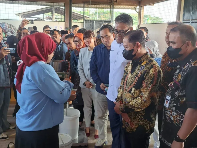 Petugas BRIN menunjukkan proses akhir penyulingan sampah plastik menggunakan mesin pirolisis Faspol di hadapan para pejabat dan tamu undangan di Kendal. Melalui program ini, sampah plastik sachet kini bisa ditabung jadi cuan oleh warga sekitar.