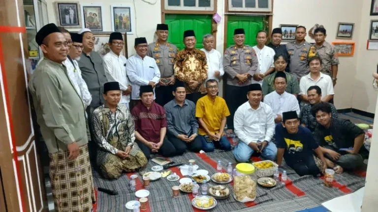 Suasana hangat dan penuh keakraban saat tokoh lintas agama berkumpul dalam acara Ngopi Bersama di Weleri. Forum ini menjadi ruang bagi warga untuk mengenal konsep 'Ngopi' FKUB Kendal yang sarat makna