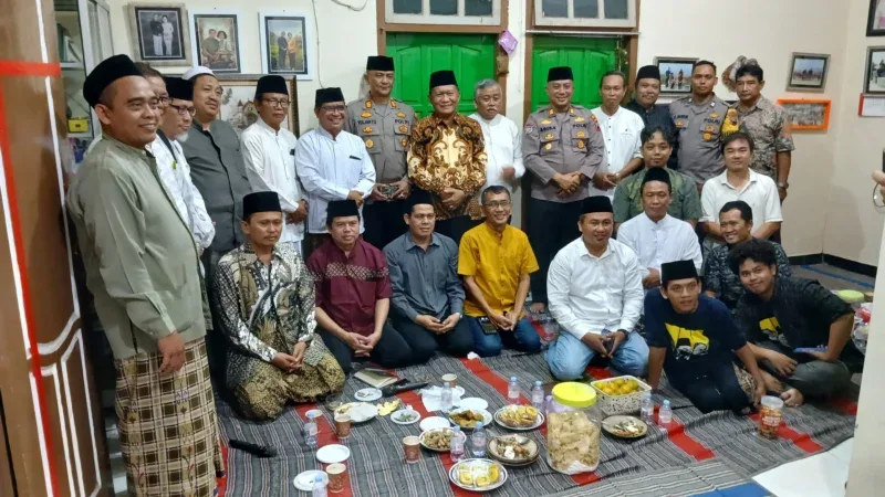 Suasana hangat dan penuh keakraban saat tokoh lintas agama berkumpul dalam acara Ngopi Bersama di Weleri. Forum ini menjadi ruang bagi warga untuk mengenal konsep 'Ngopi' FKUB Kendal yang sarat makna
