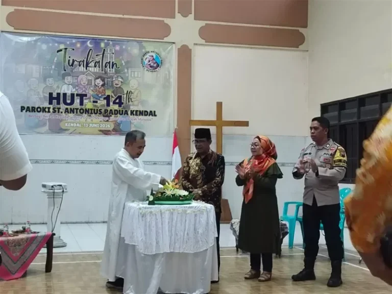 Ketua FKUB Kendal KH. Sajidin Noor saat menghadiri perayaan HUT ke-14 Paroki St. Antonius Padua Kendal bersama Romo Yohanes Suyadi dan unsur forkopimcam