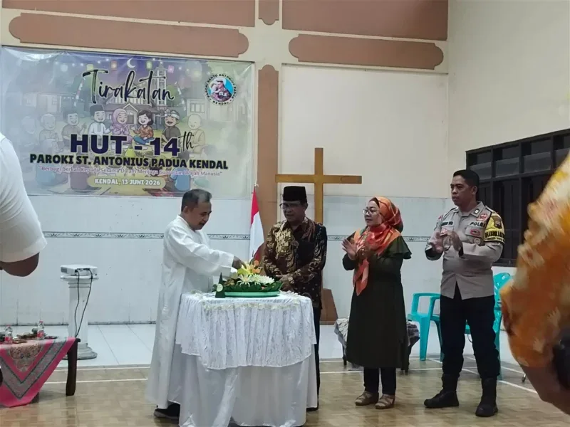 Ketua FKUB Kendal KH. Sajidin Noor saat menghadiri perayaan HUT ke-14 Paroki St. Antonius Padua Kendal bersama Romo Yohanes Suyadi dan unsur forkopimcam
