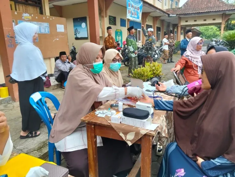 Jamaah mengikuti pemeriksaan kesehatan gratis yang digelar LKNU MWC NU Singorojo, Minggu (14/6/2026).