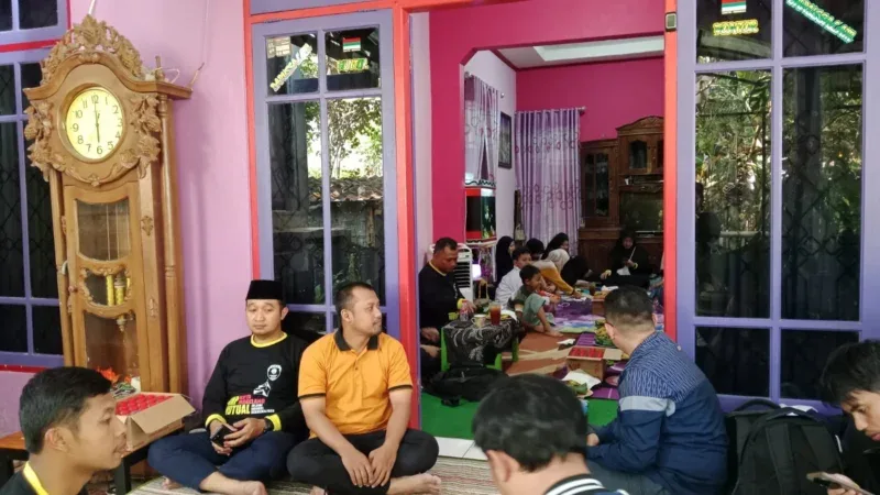 Foto : Suasana kajian dirumah salah satu guru SMP Mutual