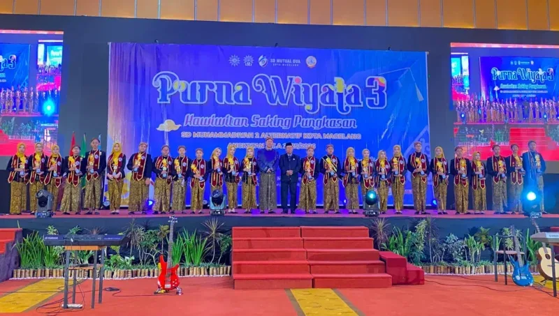 Foto : Mustaqim, M. Pd selalu kepala sekolah berpose foto bersama dengan siswa berprestasi