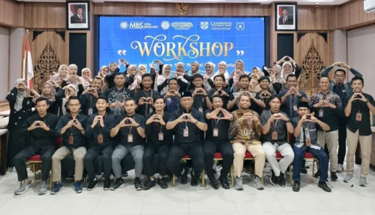 Foto : Guru karyawan SMP Mutual Kota Magelang berpose foto bersama setelah acara penutupan workshop
