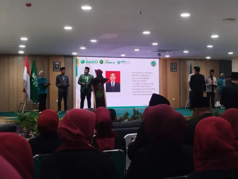 Peserta Pengambilan Sumpah Guru Profesional PPG LPTK Unwahas Batch IV Tahun 2025 mengikuti prosesi pengukuhan di Aula Gedung Fakultas Farmasi Unwahas Kampus II, Sabtu (27/6).
