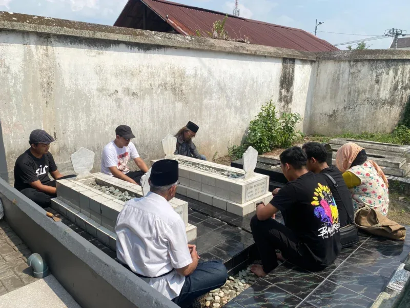 Pelataran Sastra Kaliwungu (PSK) berziarah ke makam R. Sri Murtono di Makam Gajahan, Yogyakarta, sebagai bagian dari persiapan Festival Teater Pelajar 2026 Piala Sri Murtono.