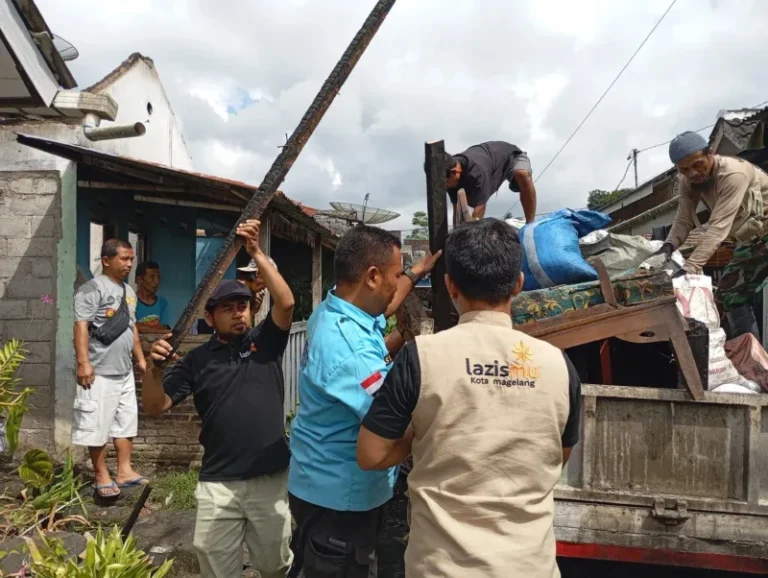 Foto : Para relawan Muhammadiyah Kota Magelang (MDMC) dan Lazismu Kota Magelang turut ikut kerja bakti pembersihan dan menyerahkan bantuan