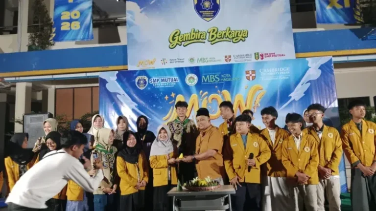 Foto : Ahmad Haryanto selaku kepala SMP Mutual Kota Magelang menyerahkan potongan tumpeng secara simbolis kepada ketua IPM SMP Mutual Kota Magelang dalam peringatan milad IPM Ke-65 tahun