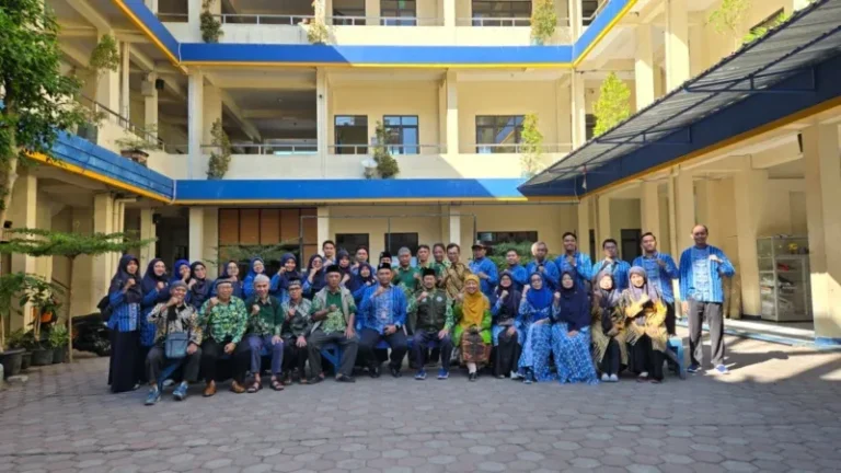 Rombongan PCM Mergangsan Kota Yogyakarta berfoto bersama jajaran PDM Kota Magelang dan SMP Mutual usai kegiatan study tiru dan diskusi inovasi pengelolaan pendidikan Muhammadiyah di Kota Magelang.