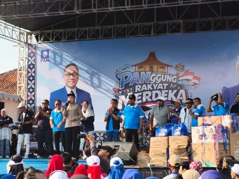 Bupati Kendal Dyah Kartika Permanasari bersama jajaran PAN dan peserta mengikuti Panggung Rakyat Merdeka di Desa Caruban, Ringinarum.
