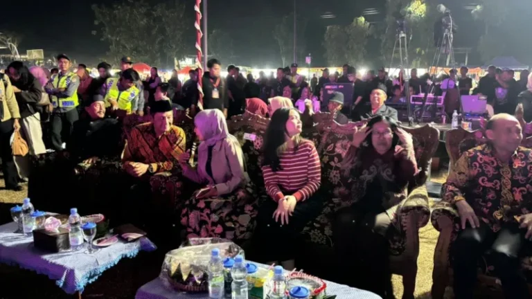 Pertunjukan kuda lumping memeriahkan Gebyar Budaya Semarak HUT RI ke-81 di Lapangan Desa Selokaton, Kecamatan Sukorejo, Kendal, Jumat (21/8/2026) malam.