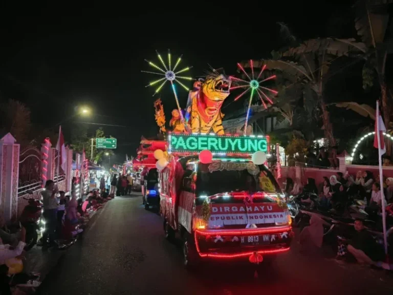 Salah satu karya kreatif peserta Pageruyung Night Carnival tampil dalam perayaan HUT RI ke-81 dan Hari Jadi Kendal ke-421 di Kecamatan Pageruyung, Jumat (21/8/2026) malam.