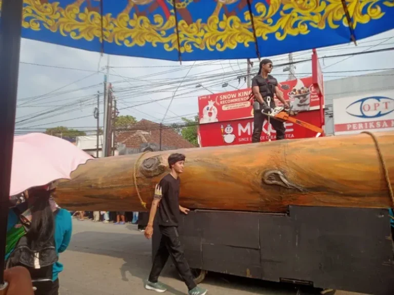 Kontingen SMA Negeri 1 Boja menampilkan tema “Borneo Membara” dengan maskot orang utan dalam Karnaval Boja 2026 untuk menyampaikan pesan kepedulian terhadap kebakaran hutan dan pelestarian lingkungan, Minggu (23/8/2026).