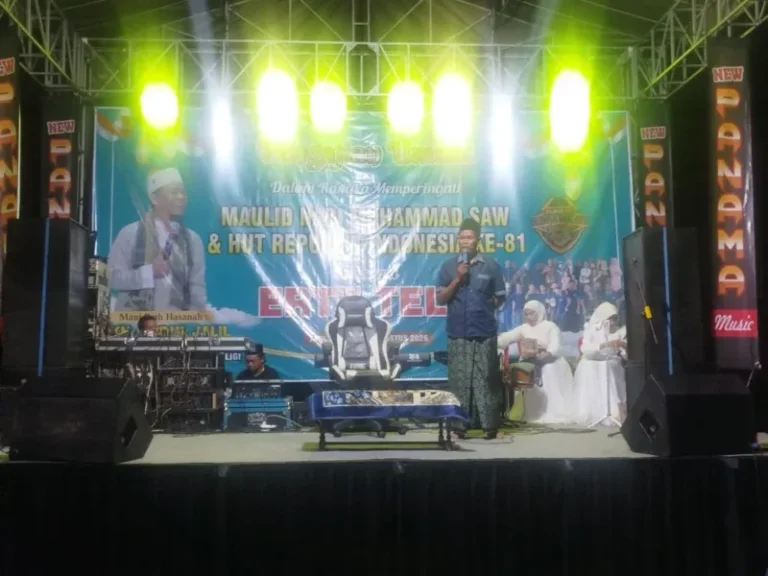 Ketua RT 03 RW 05 Desa Tunggulsari, Solihin, menyampaikan sambutan dalam Pengajian Umum HUT RI ke-81 di Kedungpucung, Senin (24/8/2026) malam.
